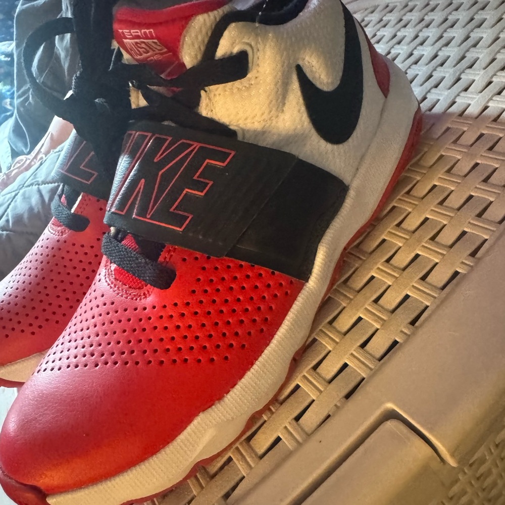 Nike Kids Red, Black and white size 5Y Sneakers